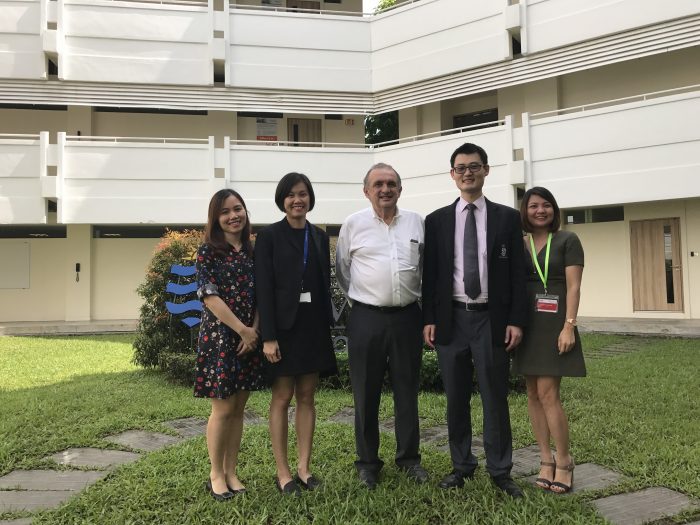 Đại diện sinh viên và giảng viên Đại học James Cook Singapore